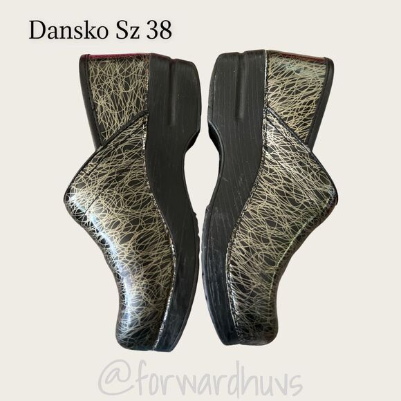 Dansko Black Patent Leather Clogs with Gold Swirling Pattern Size 38 (7.5 - 8) - Picture 3 of 12